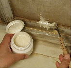 浴室アルミ折り戸にポリッシング剤をつける